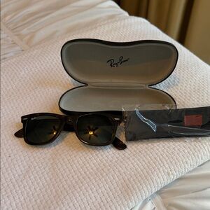Ray-Ban Classic wayfarer Black Sunglasses with Case